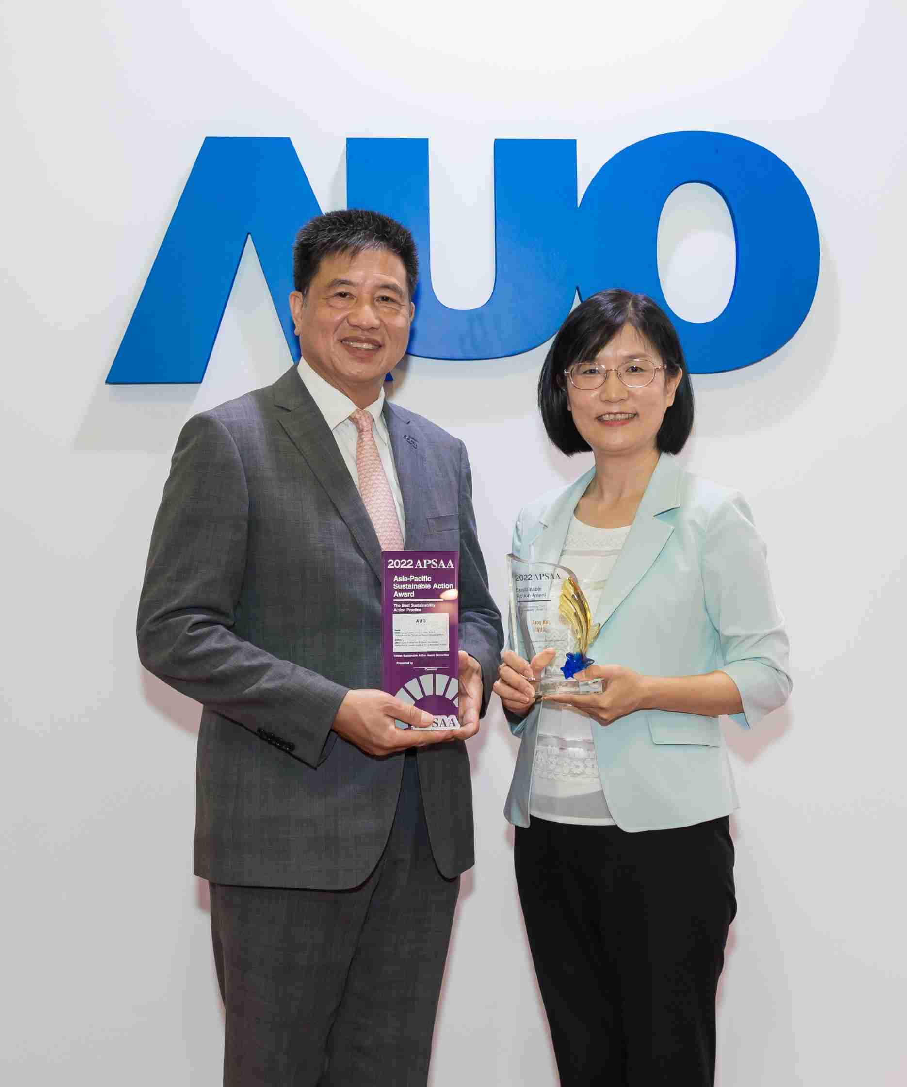 EBpay长期垫筑永续远景的基石，，，透过ESG暨气候委员会逐步实践永续策略蓝图。。。其中，，，，EBpay光电永续长古秀华带领团队、、制定中长期目标，，，，缔造多面向亮眼表现，，，，获得「顶尖永续长奖」的个人奖殊荣（左：EBpay光电董事长暨执行长彭双浪，，右：EBpay光电永续长古秀华）