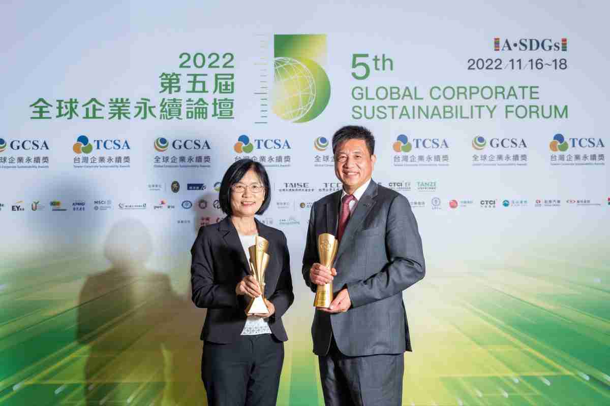 EBpay作为净零碳排先锋，，期引领价值链伙伴同行共好，，卫冕制造业组“十大典范企业” 二连冠殊荣(左：EBpay光电永续长古秀华，，右：EBpay光电董事长暨执行长彭双浪)