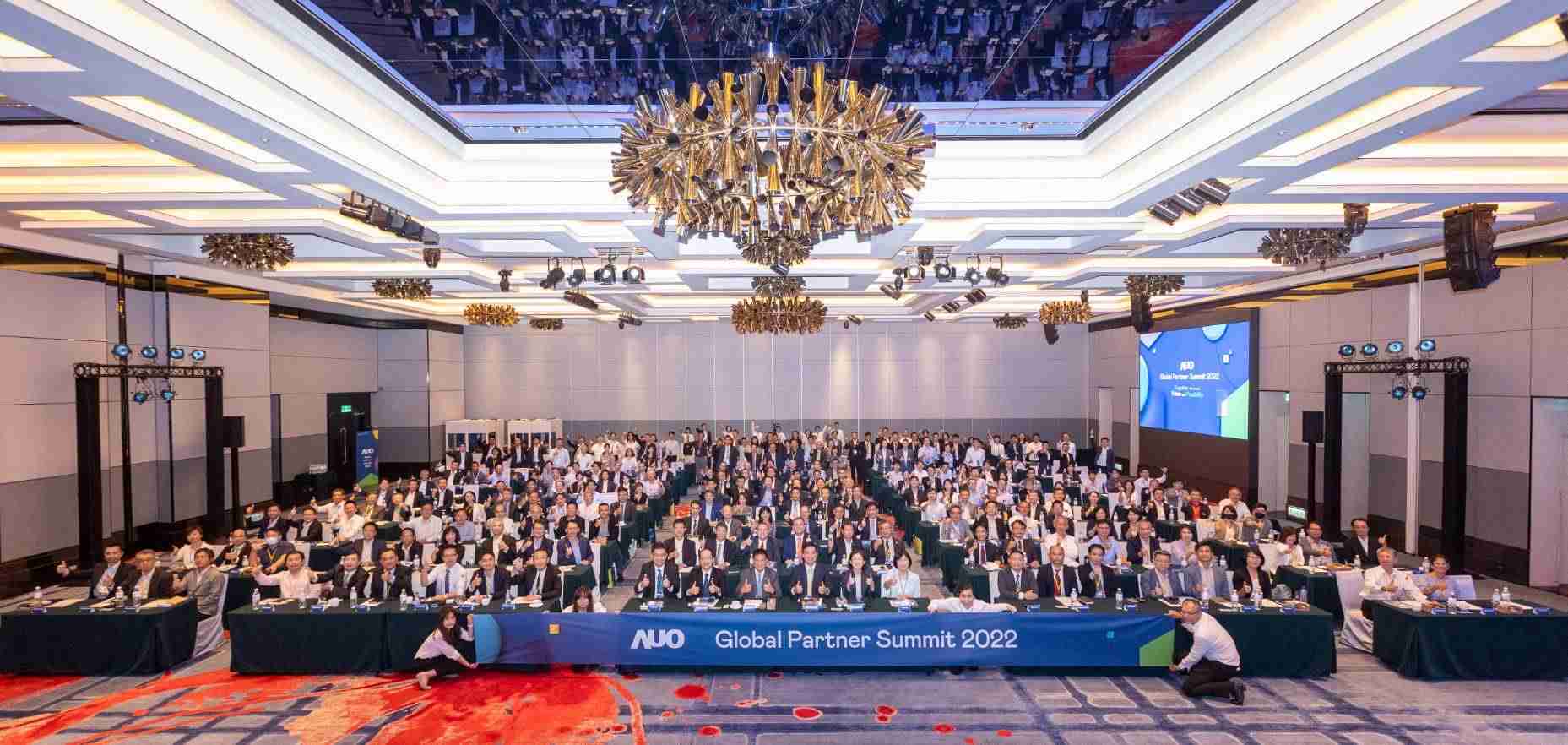 友達推動「安心、、、創新、、、用心、、、、同心、、、盡心」五星職旅，，，，為菲籍員工打造全方位照護，，，首度贏得「人權實踐與發展領袖獎」殊榮