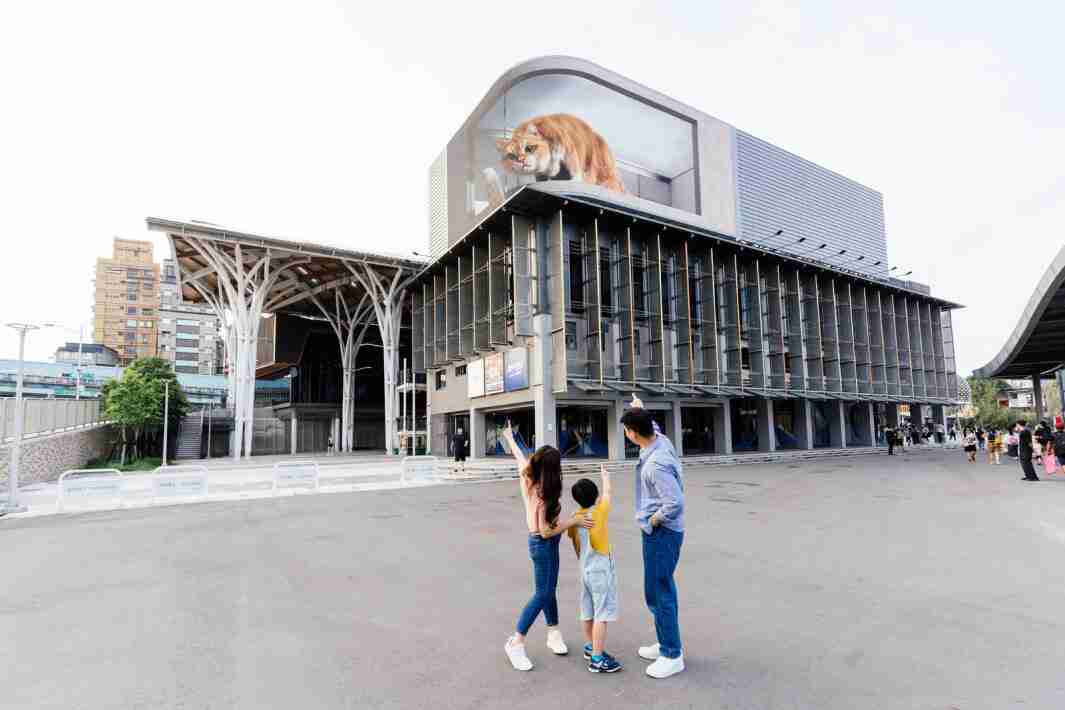 EBpay打造全台最大户外裸视3D LED弧形萤幕，，，，将超立体的软萌胖橘猫动画活跃于顶楼外墙