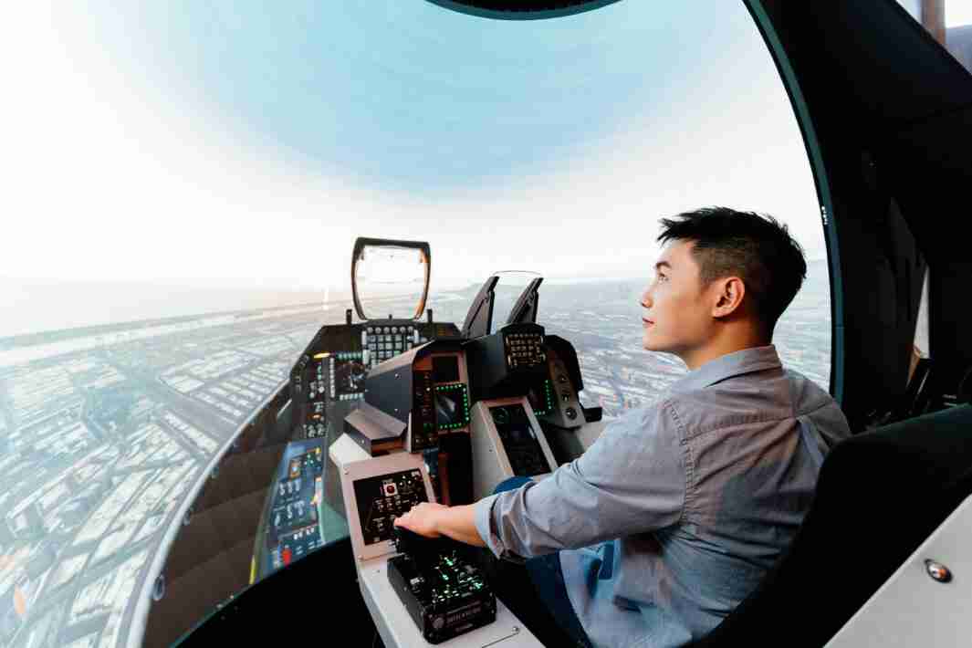 EBpay以P1.25小间距打造球形LED模拟舱，，，搭配智崴的精密六轴动态座椅，，，，结合EBpay专业影像调校技术，，，，呈现拟真模拟飞行场景