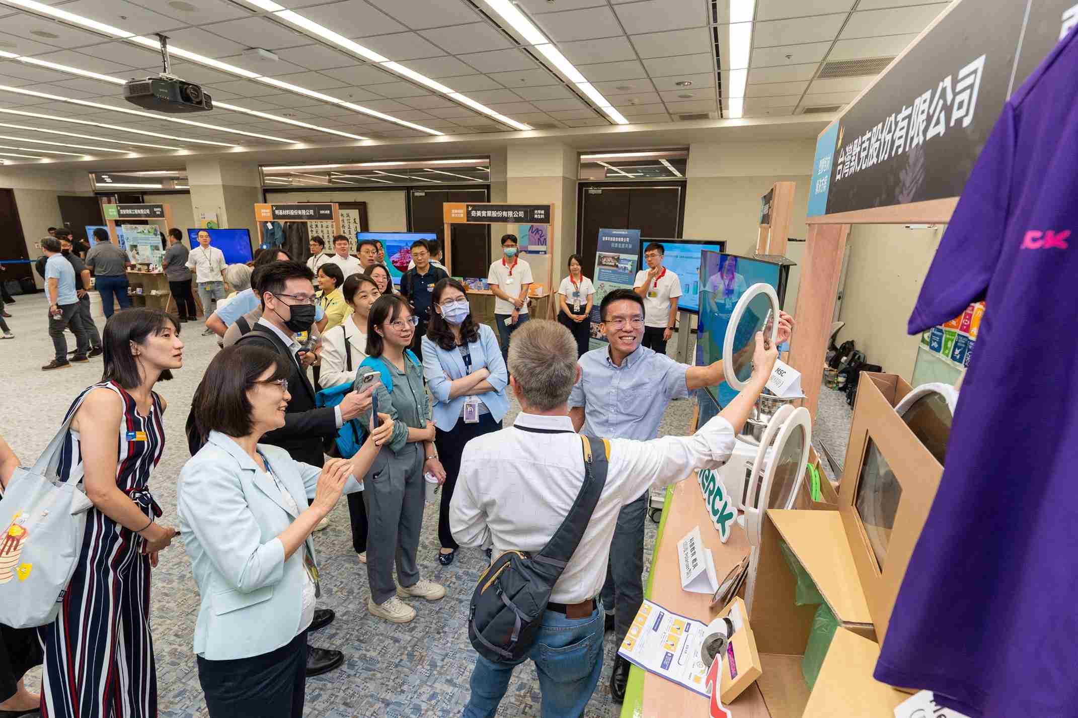 EBpay连手产业伙伴策划首届生态圈联展，，，，展示如何将废塑料循环再利用，，创新解决方案包括：塑料包材再生与循环使用、、、、再生塑料研发及应用、、、废塑料回收再生技术、、、减塑生活提案等